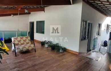 Imagem: A casa possui 3 Dormitórios, 1 Banheiro, 3 Vagas na garagem