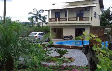 Imagem: A casa possui 3 Dormitórios, 4 Banheiros, 1 Vaga na garagem