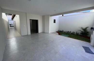 Imagem: A casa possui 3 Dormitórios, 2 Banheiros, 2 Vagas na garagem