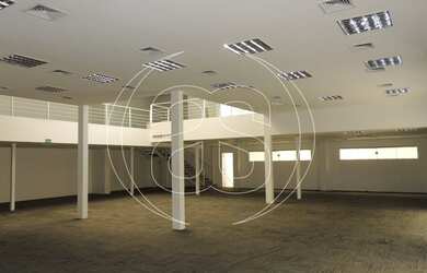 Imagem: O depósito possui 5 Vagas na garagem e 1018m² de Área e está