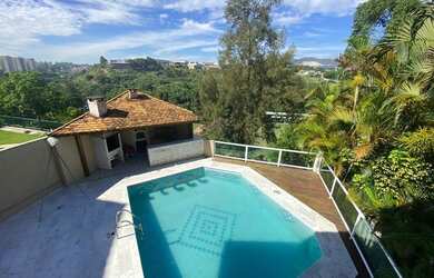 Imagem: A casa possui 4 Dormitórios, 5 Banheiros, 5 Vagas na garagem