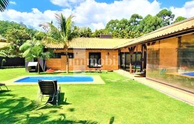 Imagem: A casa possui 4 Dormitórios, 5 Banheiros, 4 Vagas na garagem