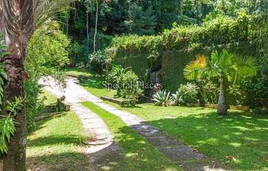 Imagem: A casa em condomínio possui 5 Dormitórios, 3 Banheiros, 2