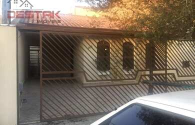 Imagem: A casa possui 3 Dormitórios, 2 Banheiros, 3 Vagas na garagem