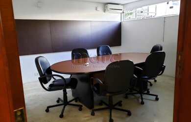 Imagem: O depósito possui 1 Vaga na garagem, 180m² de Área e está