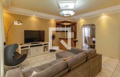 Imagem: A casa possui 3 Dormitórios, 2 Banheiros, 4 Vagas na garagem