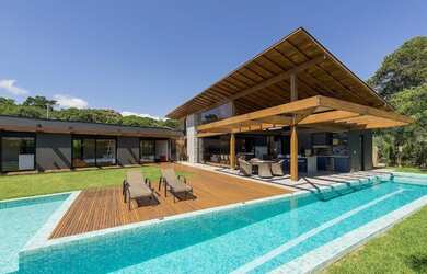 Imagem: A casa em condomínio possui 4 Dormitórios, 4 Banheiros, 2