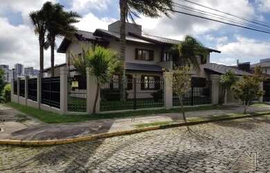 Imagem: A casa possui 4 Dormitórios, 3 Banheiros, 4 Vagas na garagem