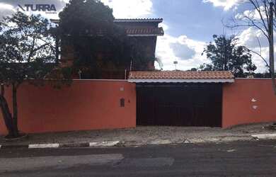 Imagem: A casa possui 4 Dormitórios, 5 Banheiros, 3 Vagas na garagem