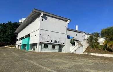 Imagem: O depósito possui 5 Vagas na garagem, 5.500m² de Área e