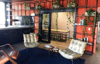 Imagem: O depósito possui 5 Vagas na garagem, 693m² de Área e está