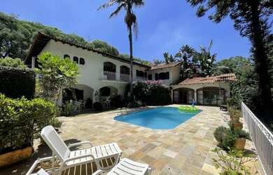 Imagem: A casa possui 4 Dormitórios, 3 Banheiros, 5 Vagas na garagem