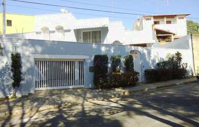 Imagem: A casa possui 3 Dormitórios, 3 Banheiros, 4 Vagas na garagem