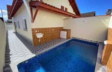 Imagem: A casa possui 2 Dormitórios, 1 Banheiro, 2 Vagas na garagem