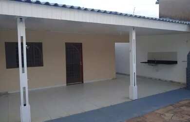 Imagem: A casa possui 3 Dormitórios, 2 Banheiros, 3 Vagas na garagem