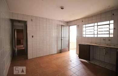 Imagem: A casa possui 2 Dormitórios, 1 Banheiro, 2 Vagas na garagem