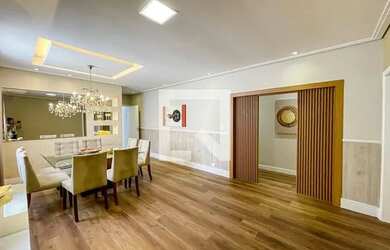 Imagem: A casa possui 4 Dormitórios, 5 Banheiros, 4 Vagas na garagem