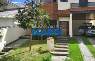 Imagem: A casa em condomínio possui 4 Dormitórios, 5 Banheiros, 2