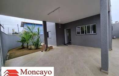 Imagem: A casa possui 3 Dormitórios, 2 Banheiros, 2 Vagas na garagem