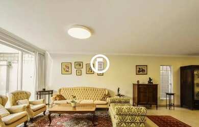 Imagem: A casa possui 4 Dormitórios, 5 Banheiros, 2 Vagas na garagem