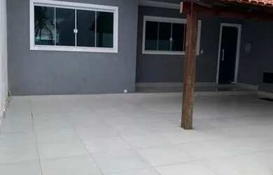 Imagem: A casa possui 3 Dormitórios, 2 Banheiros, 3 Vagas na garagem