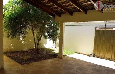 Imagem: A casa possui 3 Dormitórios, 3 Banheiros, 2 Vagas na garagem