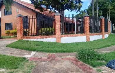 Imagem: A casa possui 3 Dormitórios, 2 Banheiros, 5 Vagas na garagem