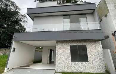 Imagem: A casa possui 3 Dormitórios, 3 Banheiros, 1 Vaga na garagem