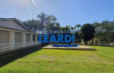 Imagem: A casa possui 3 Dormitórios, 2 Banheiros, 5 Vagas na garagem