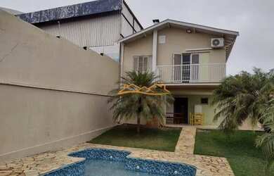 Imagem: A casa possui 3 Dormitórios, 2 Banheiros, 4 Vagas na garagem