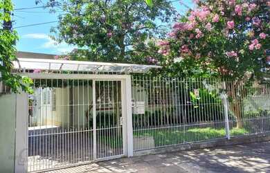 Imagem: A casa possui 2 Dormitórios, 2 Banheiros, 270m² de Área e