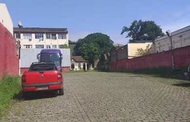 Imagem: O depósito possui 5 Vagas na garagem, 1.800m² de Área e