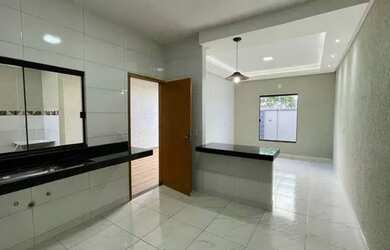 Imagem: A casa possui 3 Dormitórios, 1 Banheiro, 2 Vagas na garagem