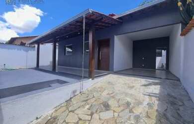 Imagem: A casa possui 5 Dormitórios, 3 Banheiros, 175m² de Área e