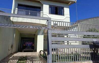 Imagem: A casa possui 3 Dormitórios, 2 Banheiros, 3 Vagas na garagem