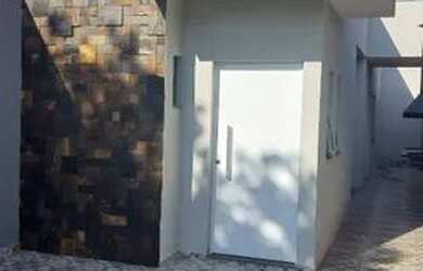 Imagem: A casa possui 3 Dormitórios, 2 Banheiros, 2 Vagas na garagem