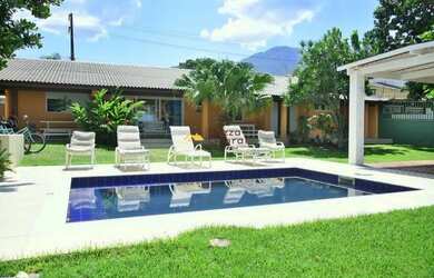 Imagem: A casa possui 5 Dormitórios, 5 Banheiros, 4 Vagas na garagem