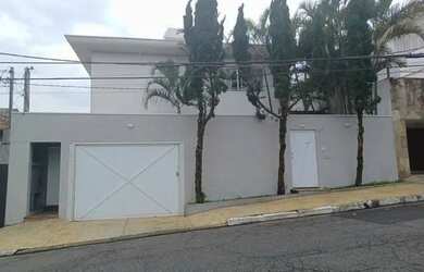 Imagem: A casa possui 3 Dormitórios, 5 Banheiros, 4 Vagas na garagem