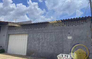 Imagem: A casa possui 2 Dormitórios, 1 Banheiro, 3 Vagas na garagem