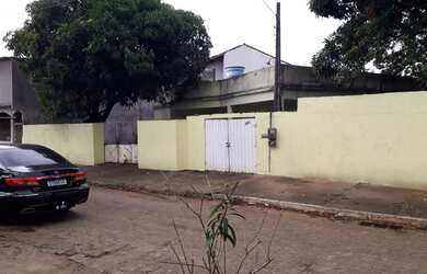 Imagem: A casa possui 3 Dormitórios, 2 Banheiros, 2 Vagas na garagem