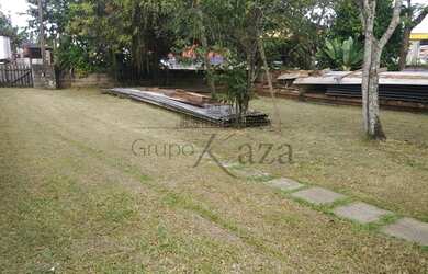 Imagem: A casa possui 4 Dormitórios, 2 Banheiros, 5 Vagas na garagem