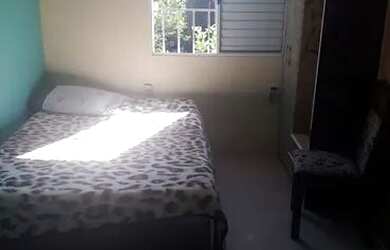 Imagem: A casa possui 3 Dormitórios, 1 Banheiro e está localizado