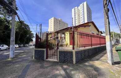 Imagem: A casa possui 3 Dormitórios, 2 Banheiros, 1 Vaga na garagem