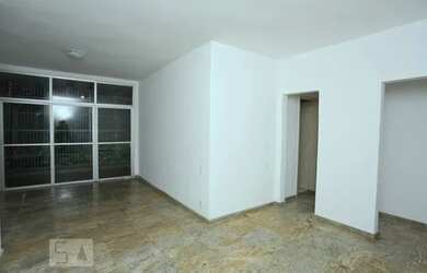 Imagem: O apartamento possui 3 Dormitórios, 1 Banheiro, 2 Vagas na