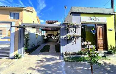 Imagem: A casa possui 3 Dormitórios, 2 Banheiros, 2 Vagas na garagem