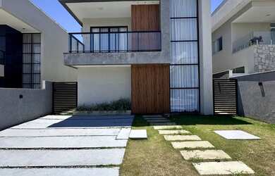 Imagem: A casa possui 4 Dormitórios, 5 Banheiros, 2 Vagas na garagem