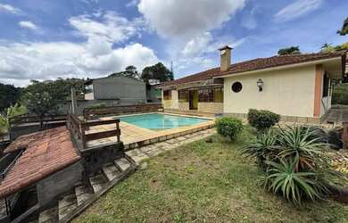 Imagem: A casa possui 5 Dormitórios, 5 Banheiros, 3 Vagas na garagem