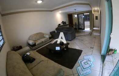 Imagem: A casa possui 3 Dormitórios, 4 Banheiros, 1 Vaga na garagem