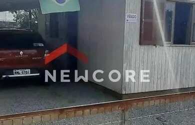 Imagem: A casa possui 2 Dormitórios, 1 Banheiro, 2 Vagas na garagem