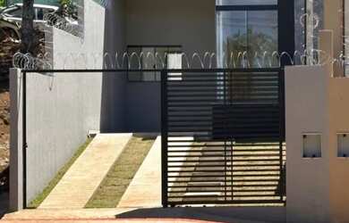 Imagem: A casa possui 2 Dormitórios, 1 Banheiro, 1 Vaga na garagem